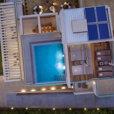 Διαμέρισμα Deluxe Seafront Villa-privated Pool *